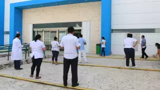 El personal de salud esperó ser vacunado este lunes