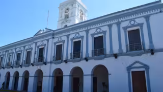 Los funcionarios habrían recibido 110 mil pesos para favorecer a algunas empresas