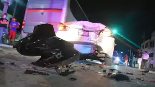 Motociclistas chocan contra un automóvil en Campeche