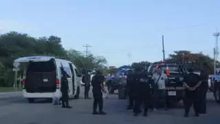 Policías municipales detuvieron la unidad donde llevaban el pulpo y los langostines. Foto: Carlos Euan