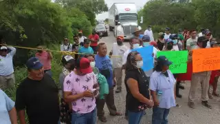 La protesta ocasionó una larga fila de automóviles durante la carretera Río Lagartos- Las Colorada