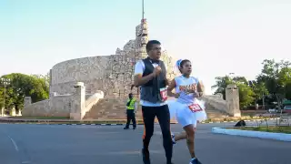 Una pareja sorprendió al vestirse como novios rumbo al altar