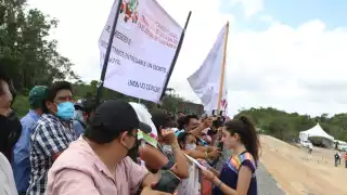 Durante el discurso de AMLO se pudieron escuchar ruidos de claxon provenientes de los vehículos que pasaban por el lugar 