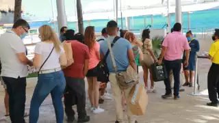 Desde las primeras horas de hoy, se se notó el aumento de personas deseosas de cruzar a Isla Mujeres desde Cancún