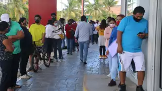 La fila no se apegó a las medidas sanitarias contra el COVID-19