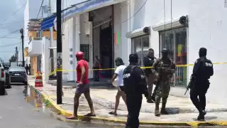 Militares y Policías estatales acordonaron la zona y entorpecieron el flujo víal. Foto: Jesús López