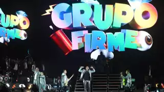 El escenario se pintó con los colores de la bandera LGBT. Foto: Cuartoscuro