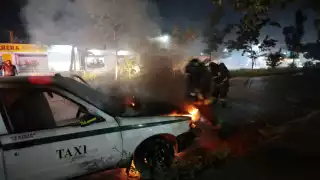 Personal de conflictos del mismo sindicato apoyaron al taxista con una grúa para retirar la siniestrada unidad a un taller mecánico