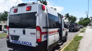 Los servicios de emergencia tuvieron que atender a la persona del "vocho". Foto: Jesús López