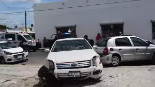 Policía Municipal de Progreso cerraron la calle debido al conflicto entre los conductores