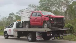 La camioneta fue llevada por una remolque tras chocar con una camioneta