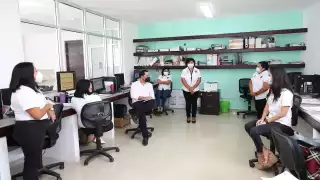 El Gobernador escuchó las sugerencias de mejora por parte de las servidoras de la institución