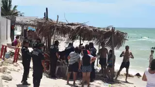 La mujer de casi 80 años fue auxiliada por los visitiantes de la playa en lo que llegaba la policía. Foto: Jesús López