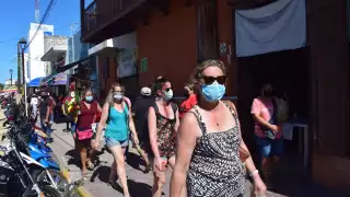 Ante la temporada de vacaciones, los turistas arriban al puerto para pasar el día