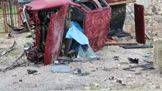 Dos hombres murieron tras la volcadura de una camioneta. Foto: Carlos Ek Uc