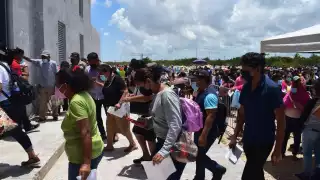 Las filas no se hicieron esperar afuera del deportivo “Víctor Cervera Pacheco”