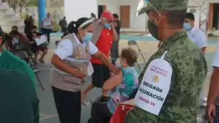 En la zona se formaron largas filas de personas de la tercera edad, que aguardaban su turno para ser vacunados