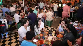 La gente se encuentra en los restaurantes y bares del centro disfrutando de este fin de semana