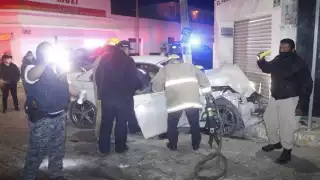 Bomberos tuvieron que hacer uso de herramientas para poder sacar a la joven del asiento del copiloto