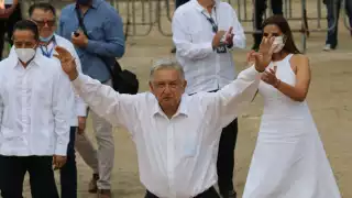 El presidente se despidió de la gente que asistieron al evento