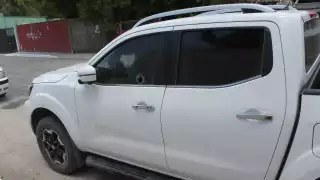 En Facebook se dio a conocer la imagen de dos vehículos que supuestamente fueron baleados