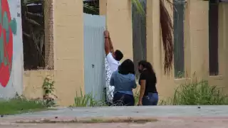 La manta apareció minutos después de las 12:00 horas y fue descolgada