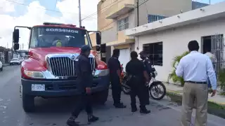 Al lugar llegaron elementos de bomberos para sofocar las llamas