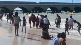 Miles de turistas llenan las playas de Progreso