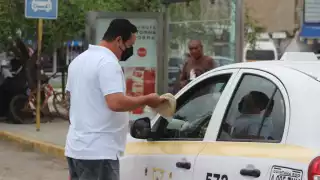 José Raúl vende tortillas caseras de harina entre el mismo gremio ruletero
