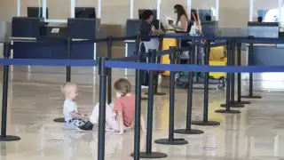 Los menores usaron las filas vacías como carriles de un circuito de competencias