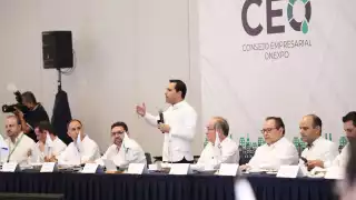 Mauricio Vila Dosal estuvo acompañado por el secretario de Fomento Económico y Trabajo