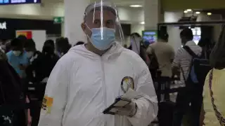 Ernesto quien viene procedente del centro del país, utiliza una protección completa mediante un traje hecho a su medida