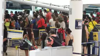 Las aglomeraciones se registran en la zona de taquilla y al abordar el navío