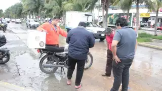 Motociclista se lastima el pie tras choque con una camioneta