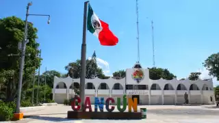 El Palacio Municipal de Cancún fue protegido con tablas en las ventanas y vallas en el acceso principal