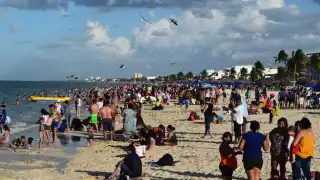 Turistas y locales ignoran aumento de contagios y saturan la playa de Progreso