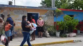 Vecinos aseguran que el conductor quería darse a la fuga, pero al ver la cantidad de testigos decidió ayudar