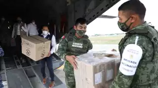 El cargamento llegó a la Base Aérea Militar (BAM) Número 8 y fue recibida por el secretario de Salud, Mauricio Sauri