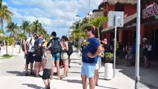 Los viajeros caminaron por el malecón de Progreso y visitaron los negocios de alimentos y artesanías