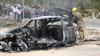 Se incendia automóvil tras ser impactado por una camioneta en Tekit, Yucatán