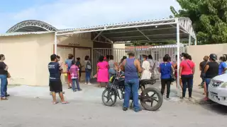 Aunque hay algunas escuelas que ya cerraron por la contingencia, hay otras que reciben a los alumnos por cualquier asesoría