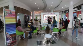 La plaza lució con gran número de personas Foto: Jorge Delgado