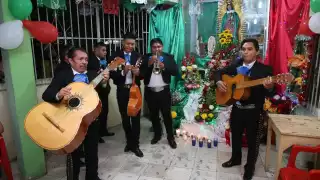 Las familias les llevan las mañanitas en su casa de la colonia Miraflores desde hace 30 años