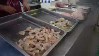 “Es devastador, la gente comenzó a irse para no perder. En el área de carnes somos 40 locatarios, se ha marchado la mitad”, dicen comerciantes