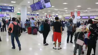 Los turistas quedaron varados en el aeropuerto de Cancún