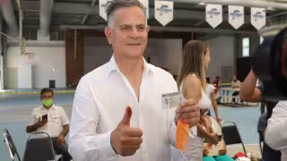 Arturo Diez de Movimiento Ciudadano se presentó a votar acompañado de su familia. Foto: @Arturo10Gtz