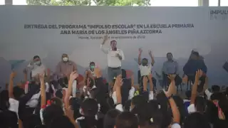 Programa Impulso Escolar: Mauricio Vila entrega uniformes y mochilas a alumnos del Sur de Mérida