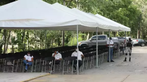 Sólo el personal de salud ocupó por un momento las sillas Sólo el personal de salud ocupó por un momento las sillas