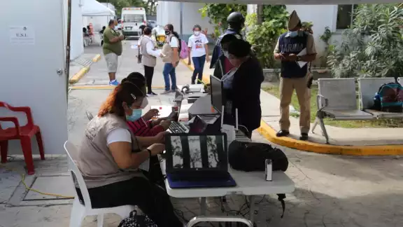 La inmunización a médicos y trabajadores de salud sigue su curso