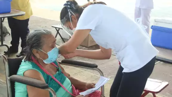 Los abuelitos recibieron su refuerzo en Kantunilkín Los abuelitos recibieron su refuerzo en Kantunilkín